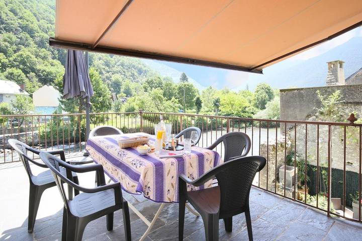 Location de vacances pour 15 personnes, avec Balcon et Terrasse ainsi que Jardin et Bassin pour enfant à Saint-Béat