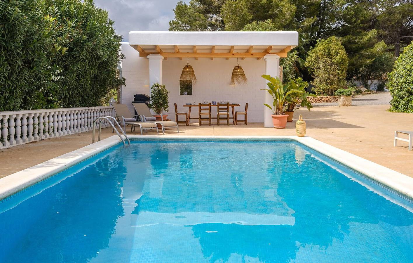 Modernes Apartment mit Terrasse, Pool und Parkplatz in der Nähe des Restaurante Cicale in Sant Joan de Labritja, Ibiza Norden