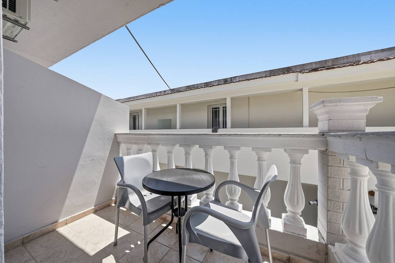 Bed & Breakfast „The Kavos Sandy Inn – Doppelzimmer“ mit Gemeinschaftspool, Wlan & Klimaanlage in Kavos, Korfu