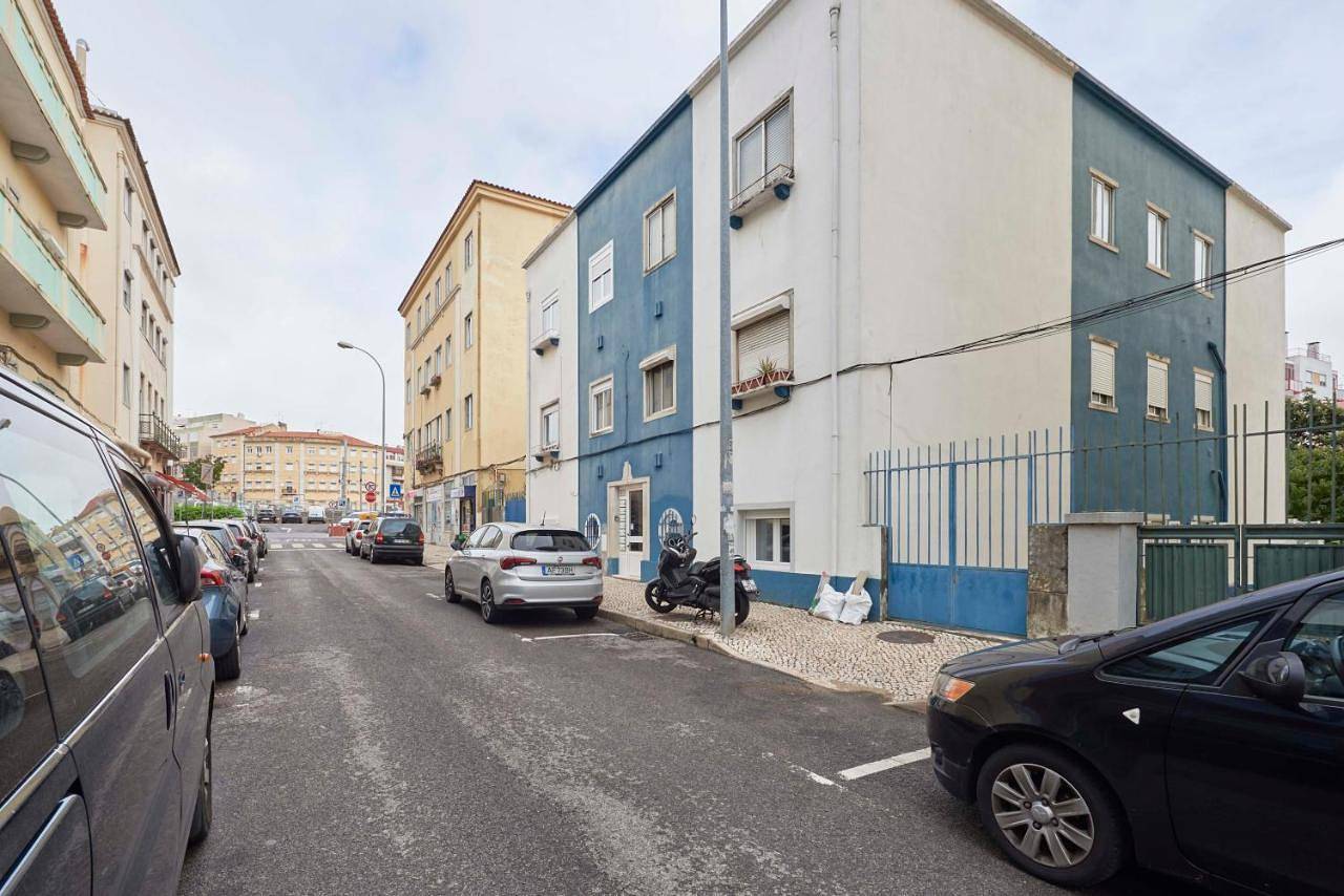Apartamento inteiro, Spacious & Light-Filled 4Br Apartment By Timecoler in Venteira, Costa de Lisboa