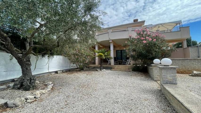 Ferienwohnung für 5 Personen, mit Garten und Pool in Nova Vas