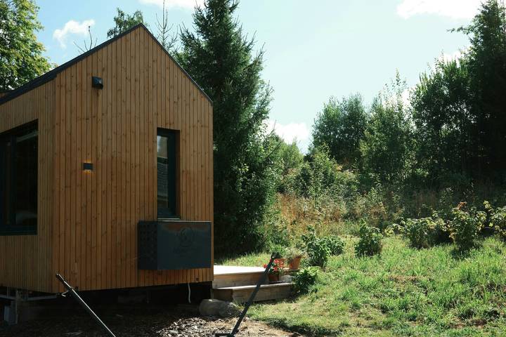 Ein Mikrohaus zwischen Acker und Wald in Storberget in Elverum