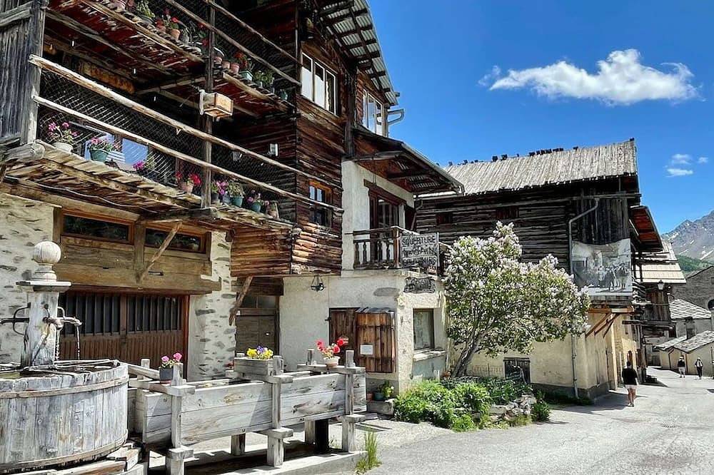 Entire apartment, Casa-La Carotto Appartement pour 6 dans chalet in Saint-Véran, Queyras