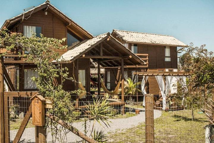 Casas e apartamentos de temporada para 7 pessoas, com vista para o lago e jardim em Imbituba