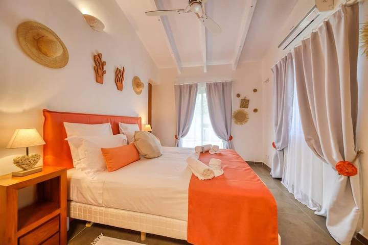 Location de vacances pour 12 personnes, avec terrasse ainsi que piscine et jardin dans Plage de l'Hermitage - 2