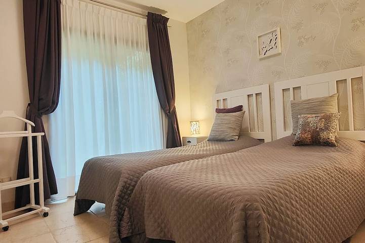 Ganze Wohnung, Apartment mit Garten auf Wohnanlage (Villa Padierna) Golf- & Meerblick in Royal Flamingos Golf Resort, Benahavís