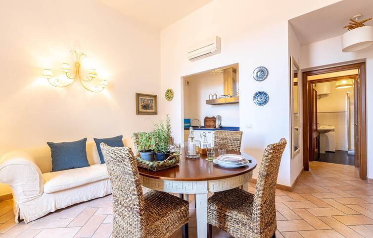 Ganze Ferienwohnung, Pristine Apartment mit Pool, Parkplatz & WiFi - 900m vom Strand & 400m vom Restaurant in Quercianella, Livorno
