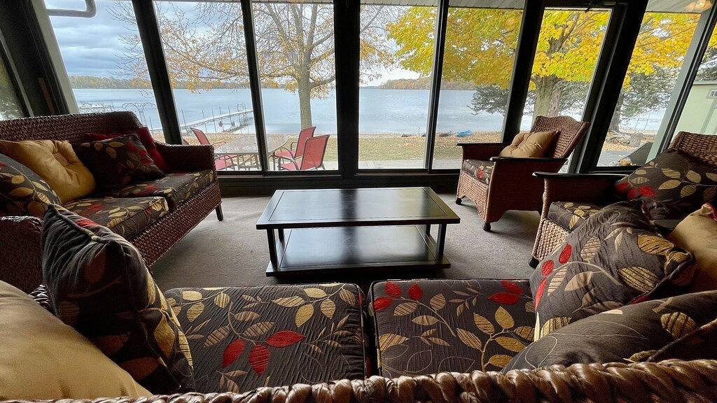 Limited summer dates Lakefront sandy beach, sunroom, sauna, game room, kayaks! in Le Sueur County