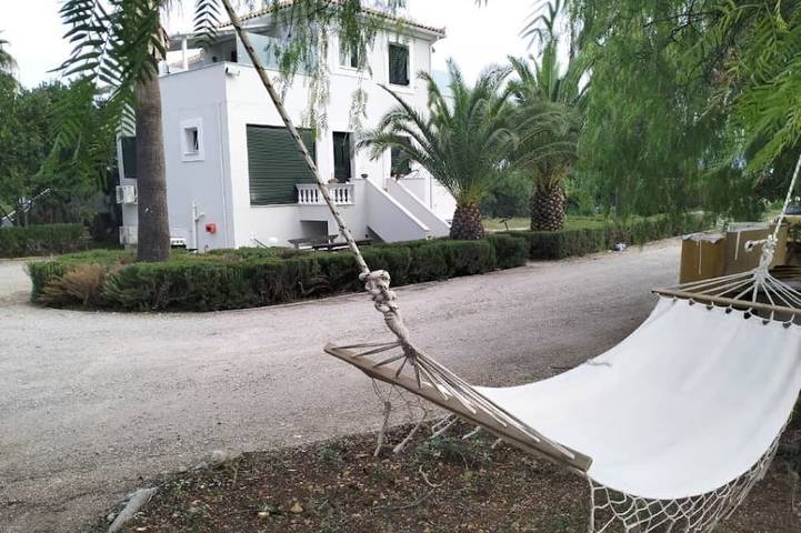 Apartamento para 4 personas, con jardín y jacuzzi en Delfos