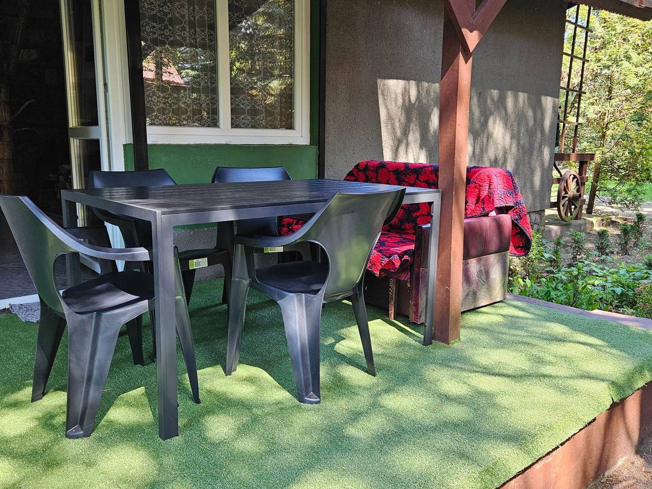 Freistehendes Haus mit eingezäuntem Grundstück an einer Lagune in Region Lodz