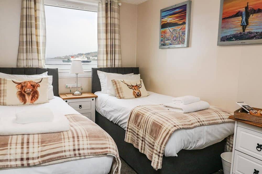Argyle House, pet friendly, with hot tub in Rothesay, Isle Of Bute in Rothesay, Argyll & Bute