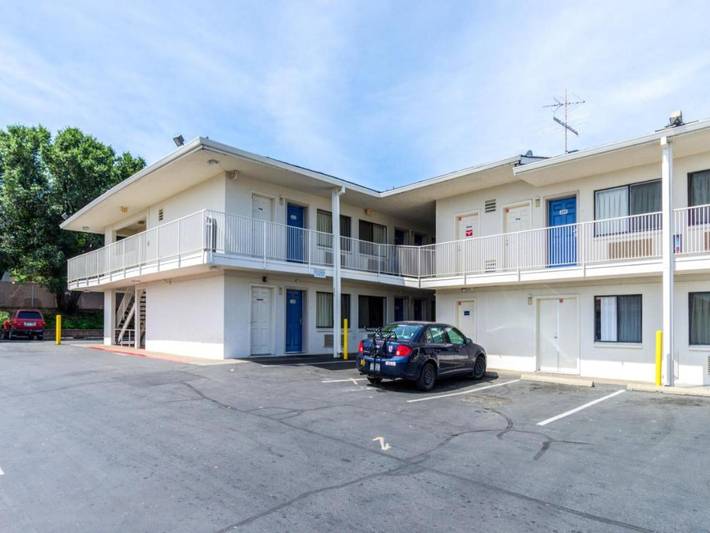 Ganze Wohnung, 1 Doppelbett | Barrierefreie Dusche/Mikrowelle in Redding, Shasta County