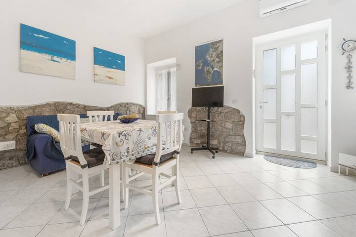 Vacation Home in the Heart of the Village with Private Terrace, Wi-Fi, and Air Conditioning in Calasetta, Sant'Antioco