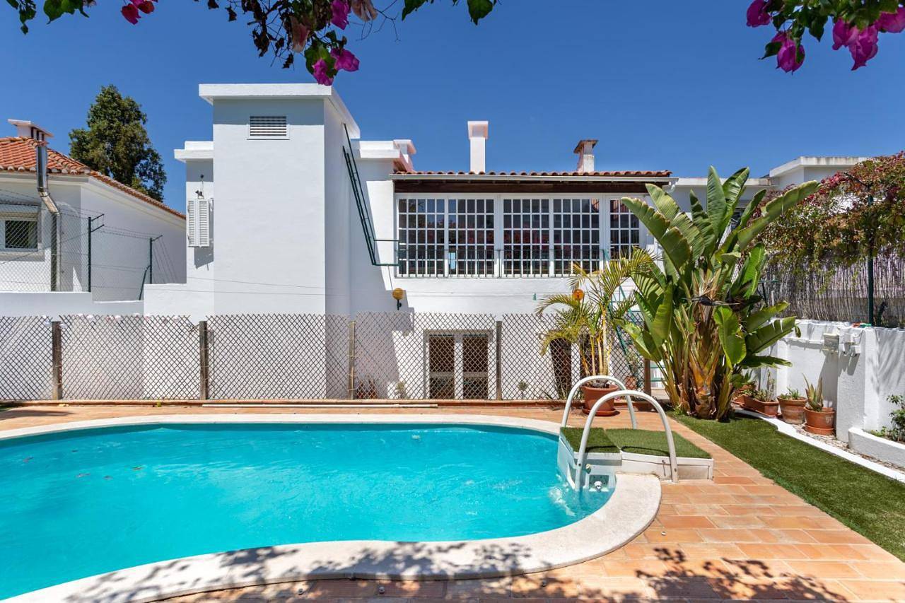 Family Villa in Lisbon ,Heated Pool ,Elevator,Parking,6 Bedrooms,Sleeps 14 in Lisboa, Costa de Lisboa