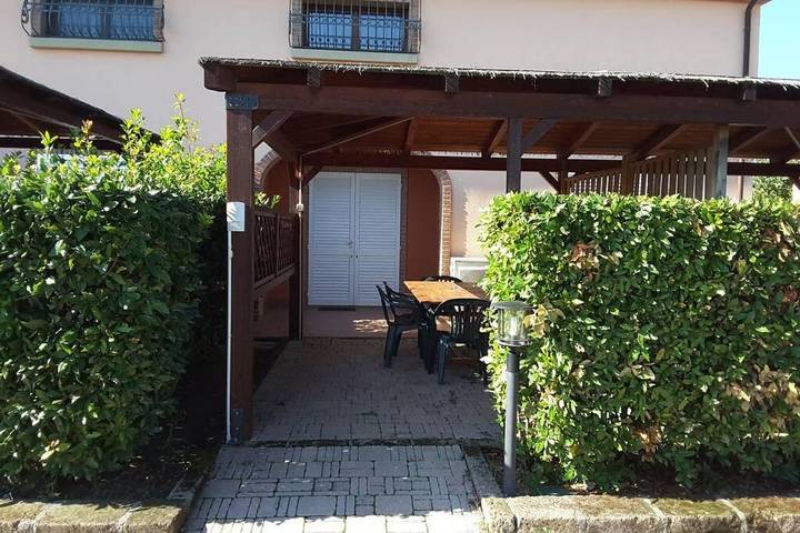 Appartamento per 6 persone, con Balcone e Terrazza nonché Giardino e Piscina a Vada