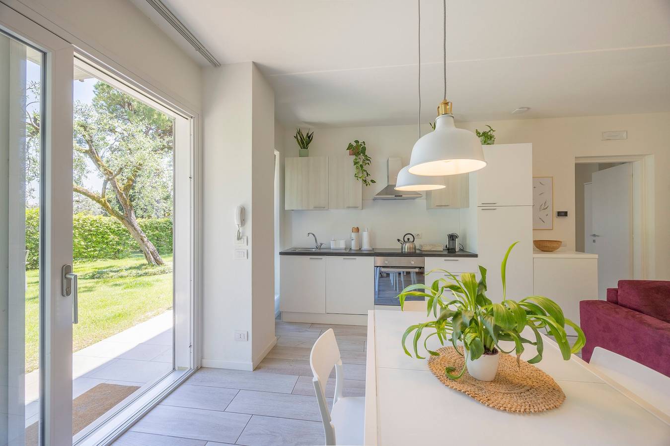 Ganze Wohnung, Ferienwohnung 'Elena' mit Seeblick, Erdgeschoss, Gartenpatio, Wlan, Küche, Klimaanlage in Corno (Garda), Garda