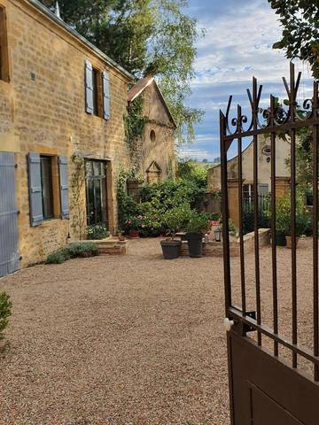 Gîte pour 8 personnes, avec terrasse à Iguerande