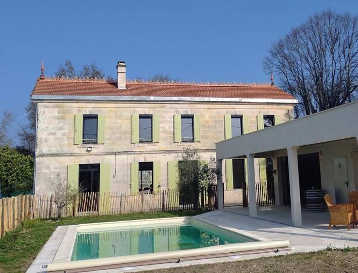 Location de vacances pour 10 personnes, avec piscine et jardin dans Les Églisottes-et-Chalaures