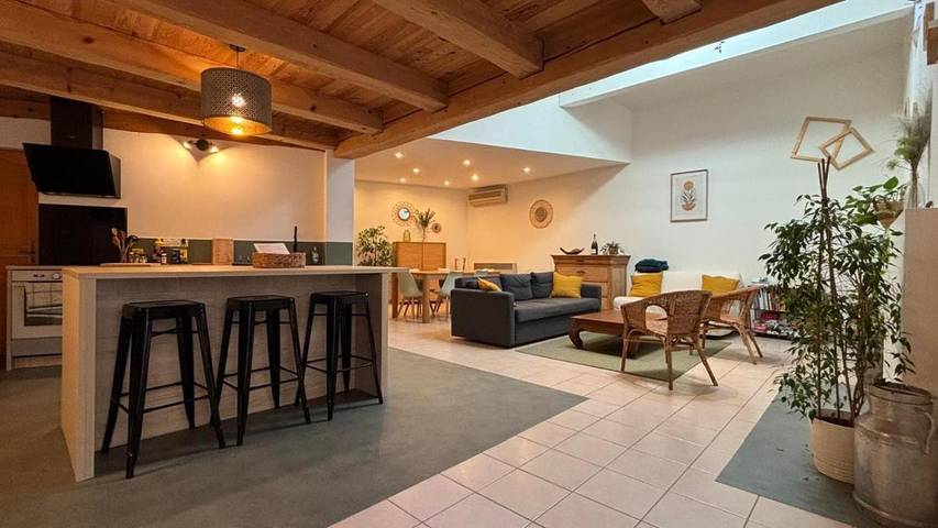 Location de vacances pour 7 personnes, avec piscine et terrasse à Lagrasse