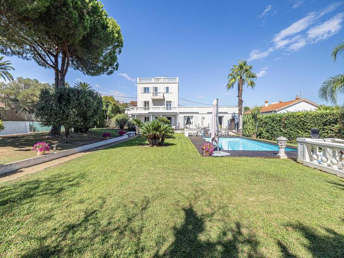 Ferienhaus für 15 Personen, mit Balkon/Terrasse und Terrasse sowie Pool in Antibes