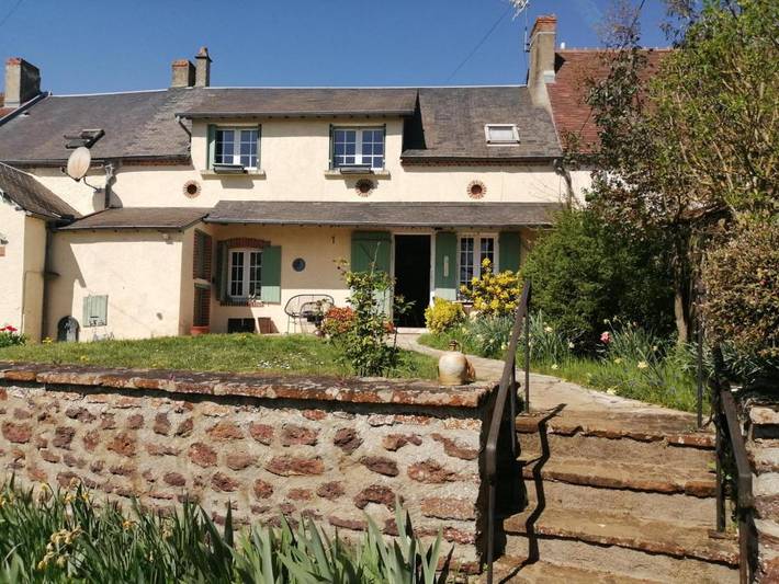 Gîte pour 6 personnes, avec vue et jardin à Sens-Beaujeu