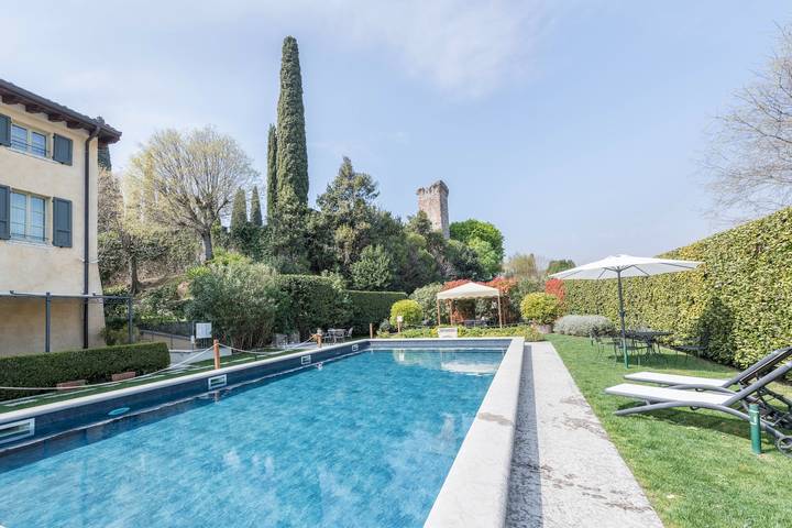 Apartamento entero, Apartamento 'Antica Torre Catullo' con vistas a la montaña, Wi-Fi y aire acondicionado in San Felice del Benaco, Montañas Garda