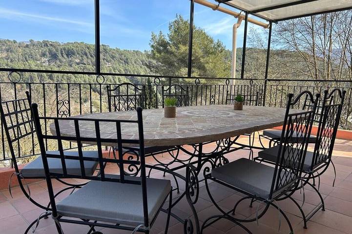 Location de vacances pour 8 personnes, avec Terrasse à Contes