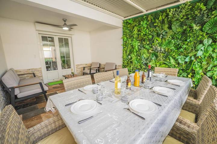 Location de vacances pour 8 personnes, avec jardin ainsi que terrasse et jacuzzi à Sainte-Suzanne - 2