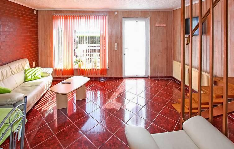 Apartamento vacacional entero, Acogedor apartamento con terraza, aparcamiento y TV por cable in Roggentin (Mirow), Mirow