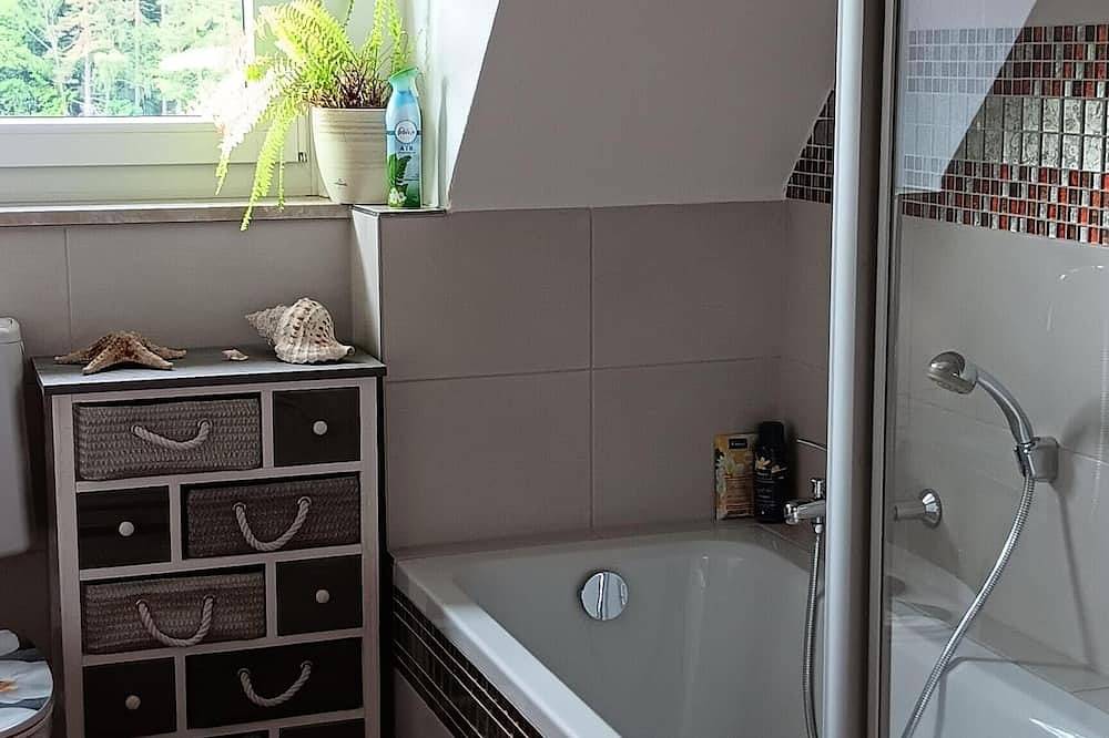 Ganze Wohnung, Ferienwohnung 97qm mit Balkon und Badezimmer mit Dusche und Badewanne in Bodenwöhr, Ostbayern