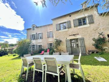 Location de vacances pour 12 personnes, avec jardin ainsi que vue et piscine, animaux acceptés à Saint-Benoît (Vienne)