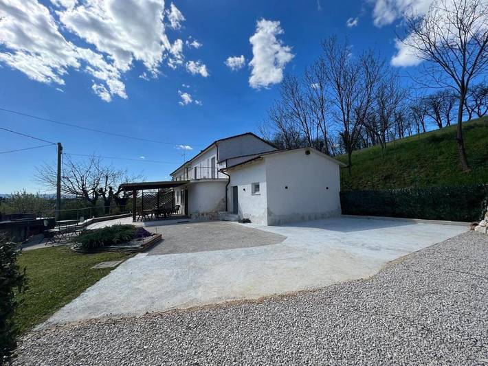 Location de vacances pour 5 personnes, avec Balcon et Terrasse ainsi que Jardin et Vue à San Donato Val di Comino