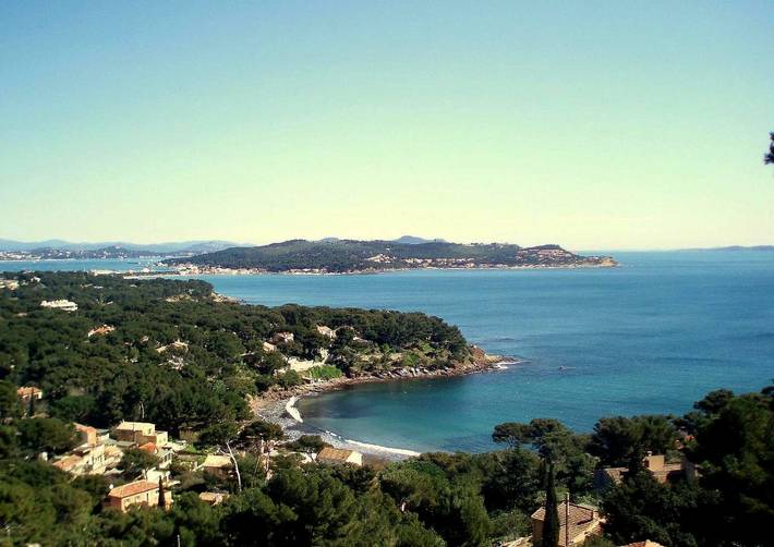 Chambre d’hôte pour 4 personnes, avec Terrasse et Jardin ainsi que Piscine et Vue à La Seyne-sur-Mer