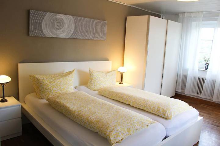Ganze Wohnung, Schöne helle Ferienwohng mit eig. Eg, Balkon m. Morgensonne und Gästeparkpl. in Heiligenkirchen, Detmold