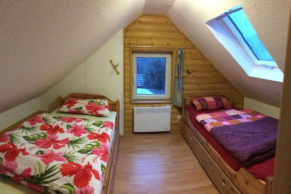 Ferienhaus mit großem Naturgarten, Saunahaus, W-Lan,  30 Min. von Köln in Wermelskirchen, Rheinisch-Bergischer Kreis