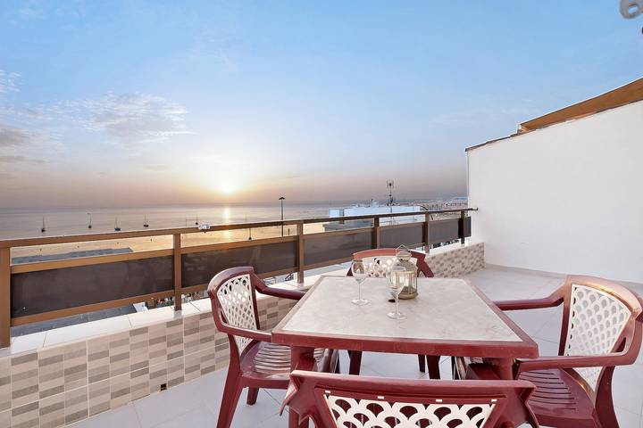 Apartamento entero, Apartamento vacacional 'Morales' con vistas al mar, terraza privada y Wi-Fi in Playa de las Américas, Arona 