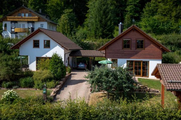 Ferienhaus für 8 Personen, mit Whirlpool und Terrasse sowie Garten und Sauna