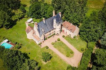 Gîte pour 15 personnes, avec jardin à Guérigny