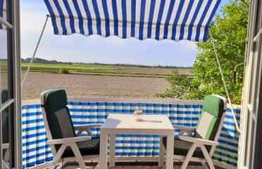 Ferienwohnung Fernsicht nach Büsum mit Gemeinschaftsgarten, Balkon und Wi-Fi