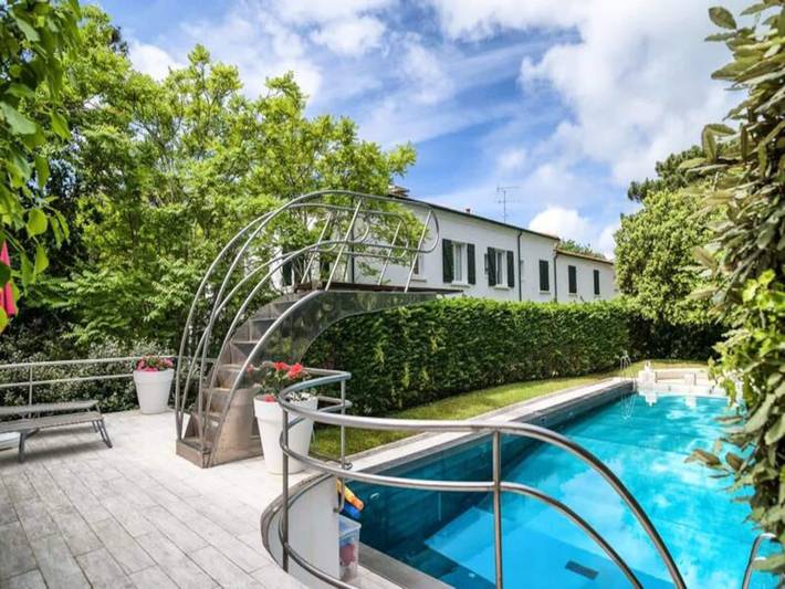 Gîte pour 14 personnes, avec terrasse ainsi que piscine et jardin, adapté aux familles dans Plage des Abatilles - 4