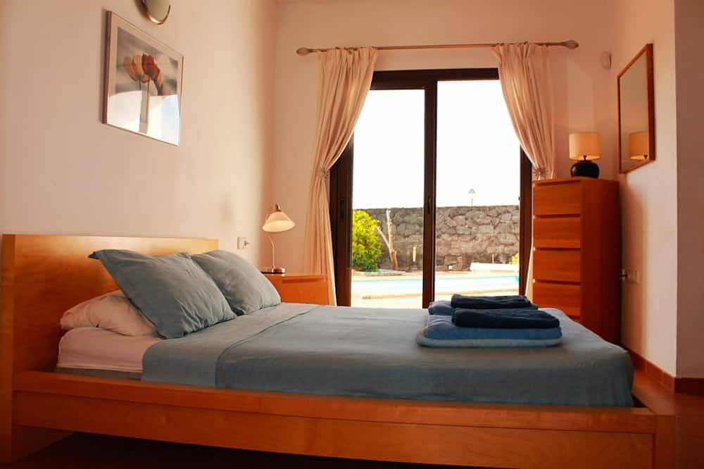 Secluded Tranquility: Entirely Private Villa w/ Heated Pool & Expansive Gardens in Playa Blanca, Yaiza