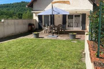 Gîte pour 6 personnes, avec terrasse et jardin à Sault-Brénaz