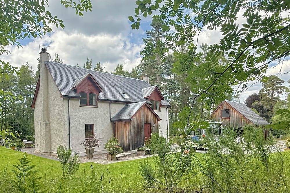 Luxe huis met grote omheinde bostuin in Cairngorm National Park in Nethy Bridge, Highlands
