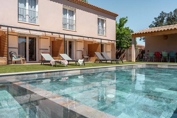 Appartement de vacances pour 2 personnes, avec Terrasse et Piscine ainsi que Sauna et Vue à Cotignac