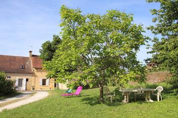 Gîte pour 4 personnes, avec terrasse et jardin à Saint-Crépin-et-Carlucet