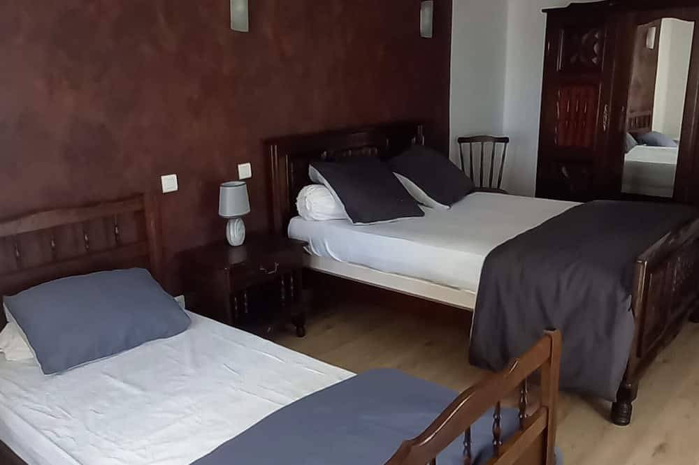 Gîte  Aveyron 11 personnes à Sermet près du lac de Villefranche de Panat in Broquiès, Parc naturel régional des Grands Causses