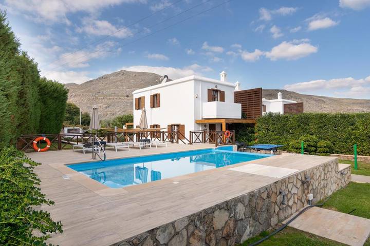Chalet para 4 personas, con piscina además de jardín y vistas en Lindos