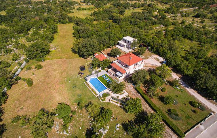 Reizendes Apartment mit einem Schlafzimmer, Pool und Terrasse in Dugopolje in Dugopolje, Dalmatinisches Zagora