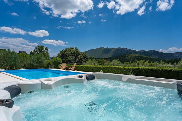 Villa for 8 personer med have in Dalmatian Zagora