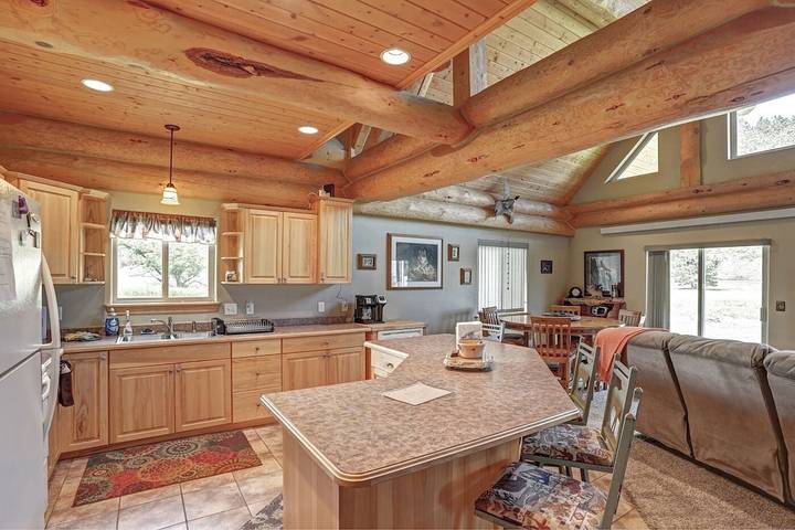 Cabane en bois pour 10 personnes, avec balcon et jardin